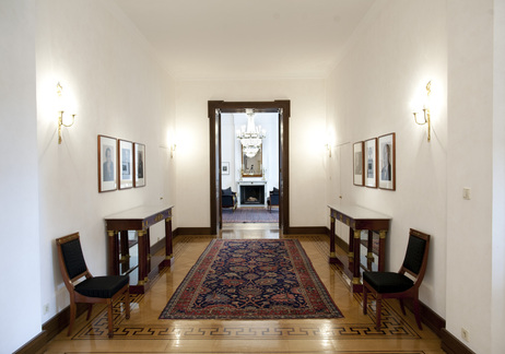 Von der Eingangshalle führt die Galerie in das Kaminzimmer. In der Galerie sind Fotografien von Hugo Erfurth (1874–1948) ausgestellt – Leihgaben des Museum Ludwig in Köln. 